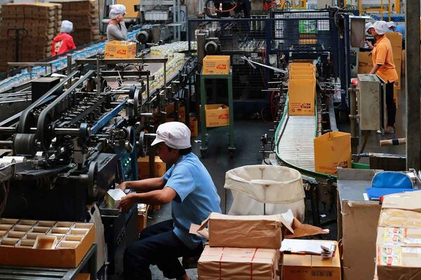 Bild eines Arbeiters in einer Produktionsstätte