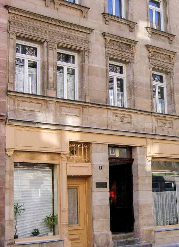 Bild der Hausfassade der Bahnhofsmission